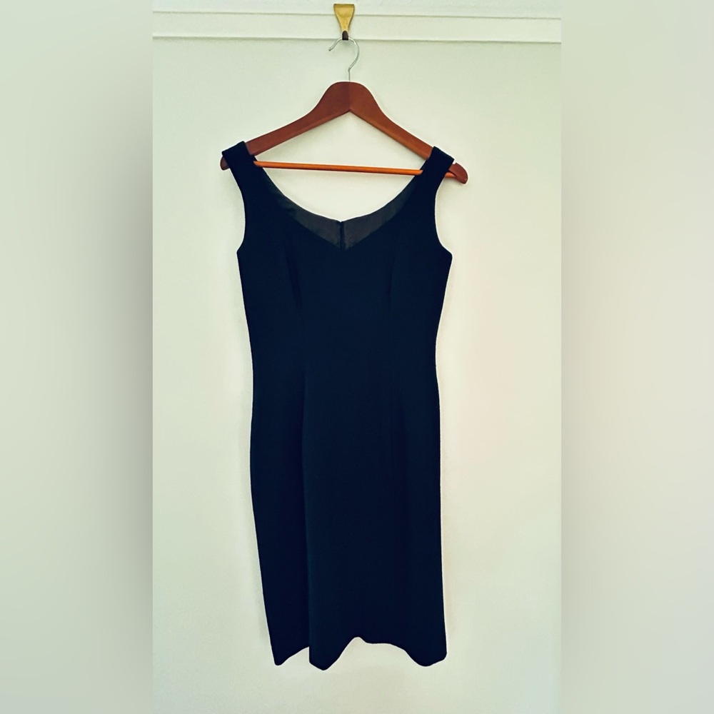 Elegant Black Sleeveless Dress - Picture 1 of 4